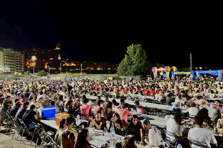 L’Alcora celebra un multitudinari sopar de ‘pa i porta’ a les festes del Crist amb la participació de 3.000 persones