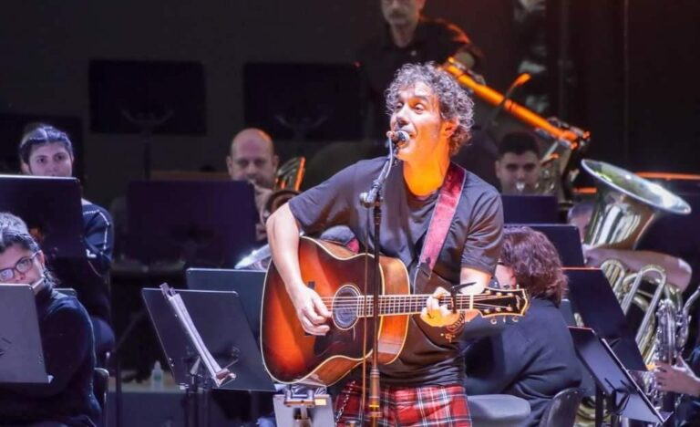 El ciclo ‘Moncofa al Carrer’ finaliza con un concierto de la Societat Unió Musical Santa Cecília junto al artista local Gustavo Paradís