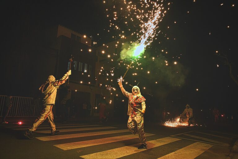 Alcalà de Xivert despide las fiestas patronales con el tradicional correfoc y castillo de fuegos artificiales