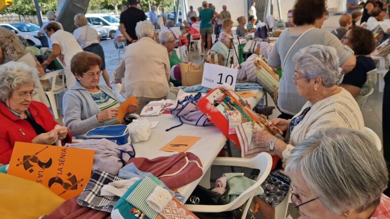 El XXII Encuentro de Bolilleras de Vinaròs ha contado con unas 200 participantes