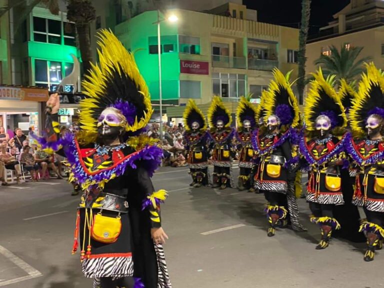 La Asociación Cultural de Moros y Cristianos de Peñíscola celebra el Desfile de Entrada ante miles de espectadores