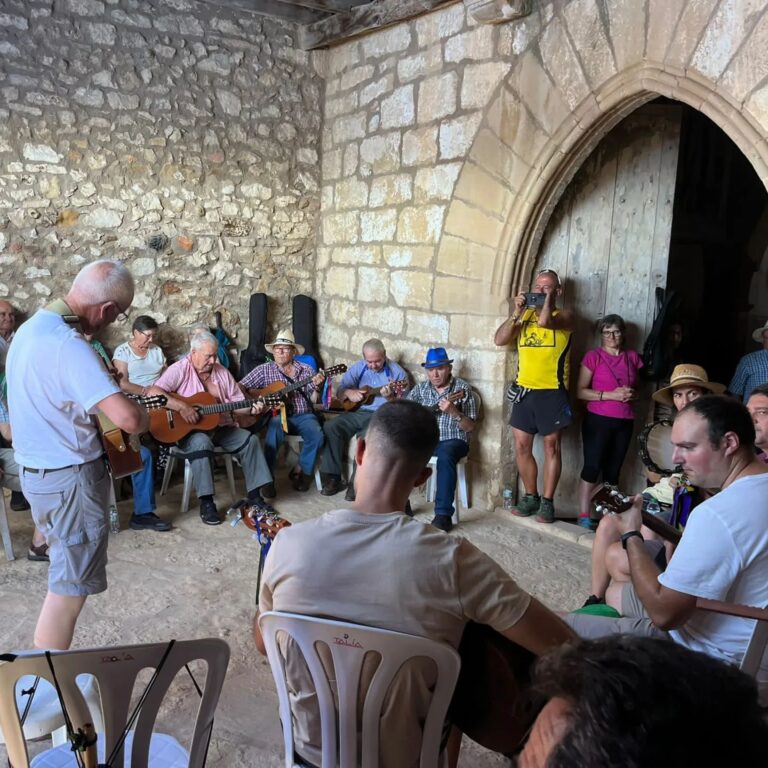 Centenars de visitants celebren junt al veïns de Vistabella les festes patronals