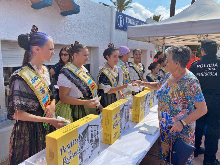 Peñíscola reparte dulces típicos y moscatel a sus turistas en las Fiestas Patronales