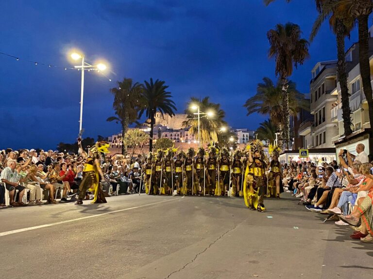 Un desfile de las escuadras Moras y Cristianas para despedir las fiestas de Peñíscola