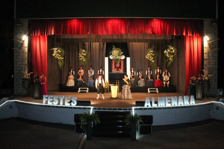 Las festeras y los festeros de Almenara brillan en la noche de la presentación