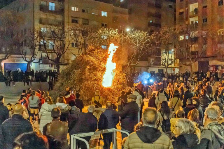 Vinaròs ha prendido fuego a la hoguera de Sant Antoni