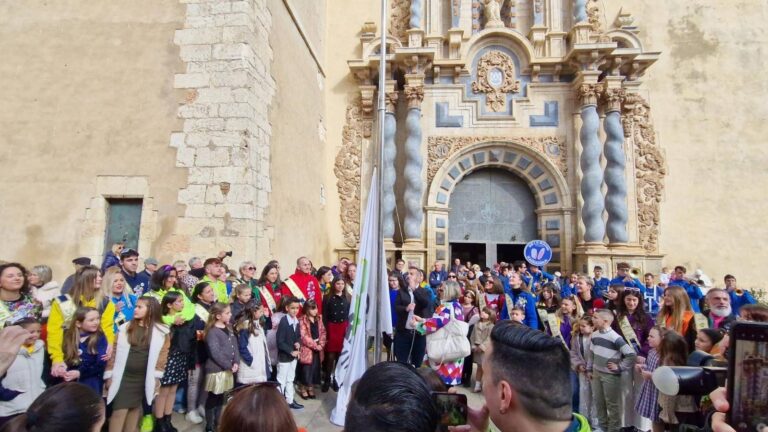 La bandera del Carnaval de Vinaròs ya ondea en el corazón de la ciudad