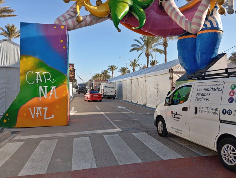 Las comparsas preparan sus casetas en el recinto del carnaval