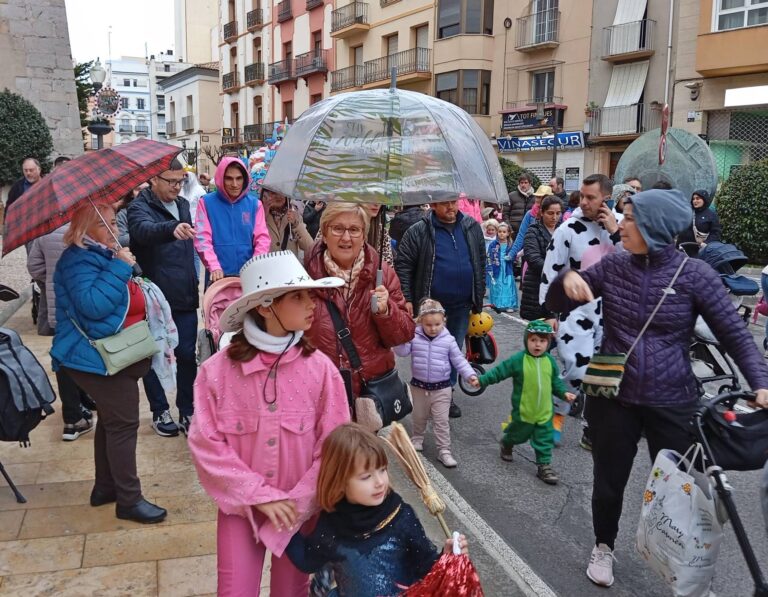 La lluvia no puede con la rúa infantil del Carnaval de Vinaròs