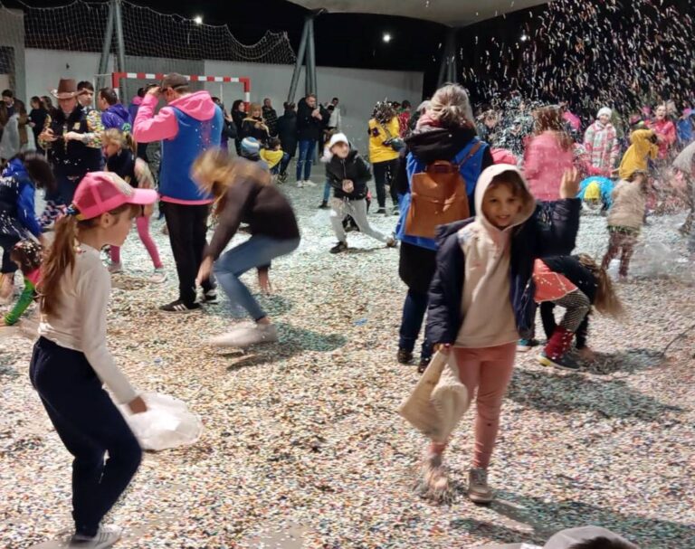 Multitudinaria batalla de confeti en el Carnaval de Vinaròs