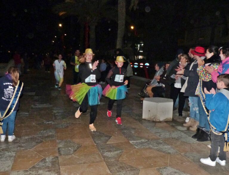 Disfraces a la carrera en el carnaval de Vinaròs