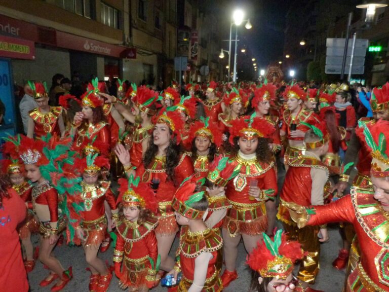 Las comparsas vuelven a tomar las calles de Vinaròs