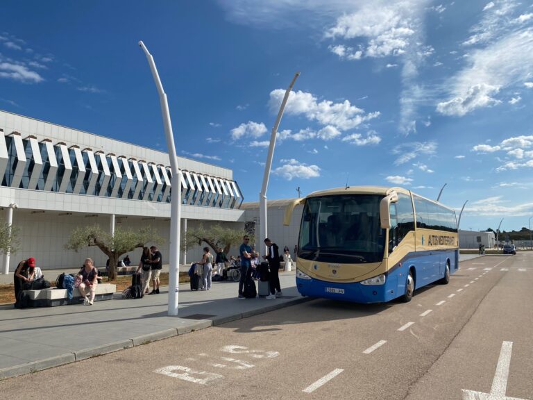 El servicio de autobús del aeropuerto de Castellón conectará también con Valencia en julio y agosto