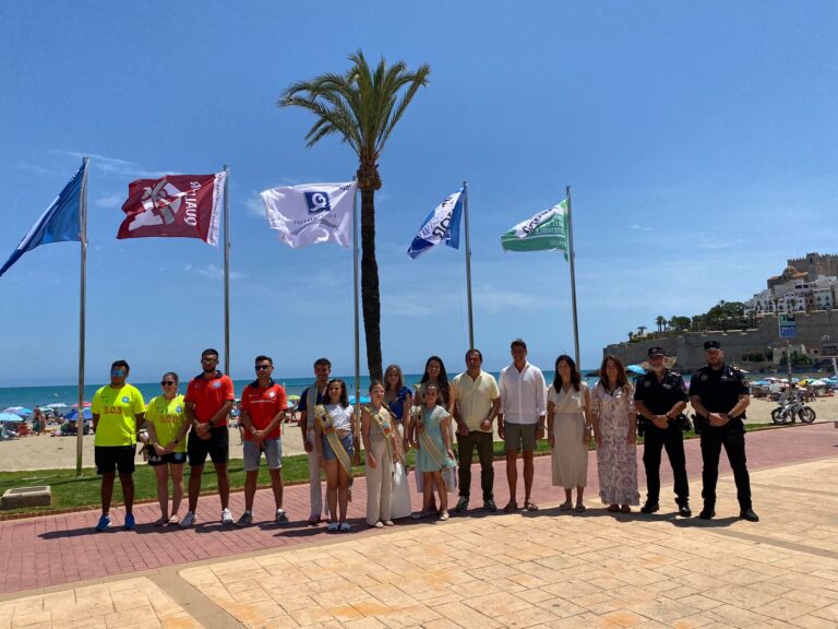 Peñíscola iza las banderas de calidad en playa Norte