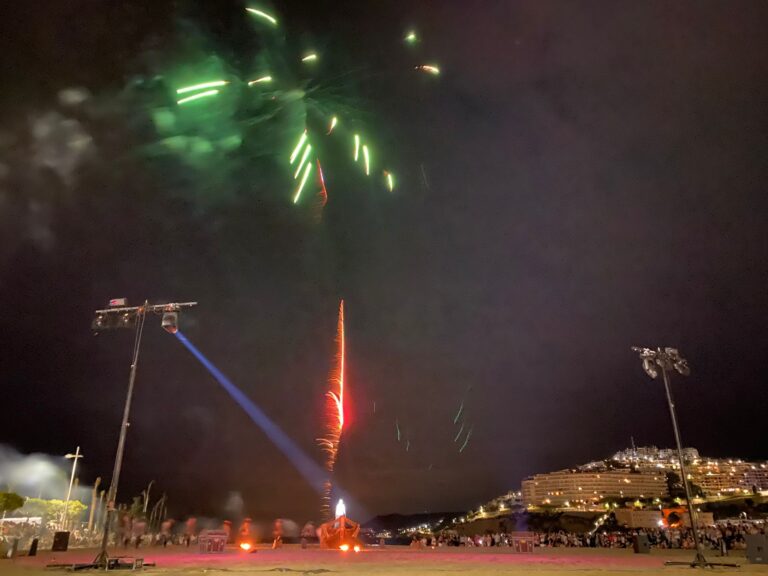 Peñíscola da la bienvenida al verano con un Desembarco Pirata bajo la luz de la luna