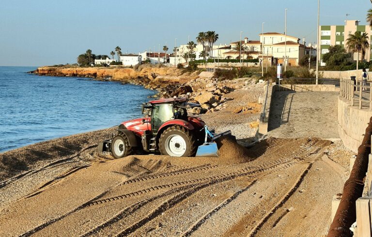 Vinaròs pone a punto las calas y playas de las costas norte y sur