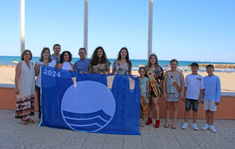 Torreblanca iza las banderas azules que garantizan la calidad de sus playas