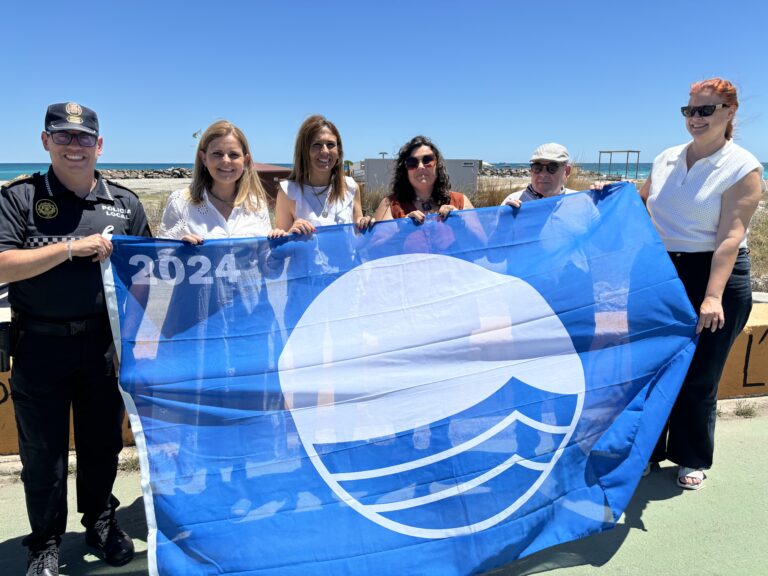 Almassora iza la bandera azul en la playa Benafelí como distintivo de calidad