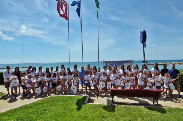 Ya ondean las Banderas Azules en las playas de Fora del Forat y Fortí de Vinaròs