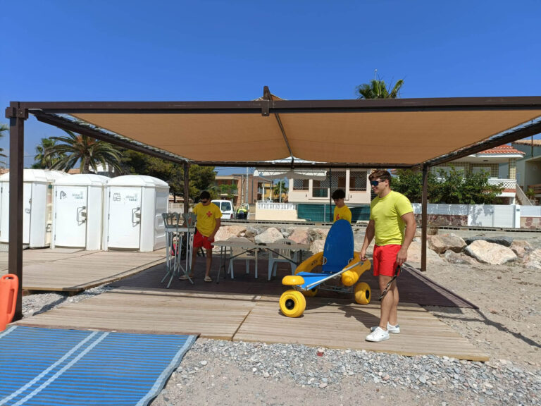 El punto accesible de la playa Casablanca de Almenara estrena nueva ubicación