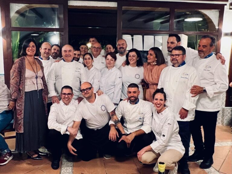 La AECC recibe una donación de 5.000 euros de la delegación de Eurotoques en la cena homenaje al chef Joan Roig