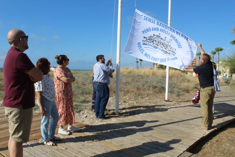 Nules iza su bandera reivindicativa en la playa Les Marines