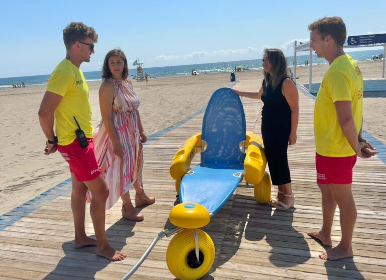 Tres nuevas sillas anfibias para mejorar la accesibilidad de las playas de Castellón