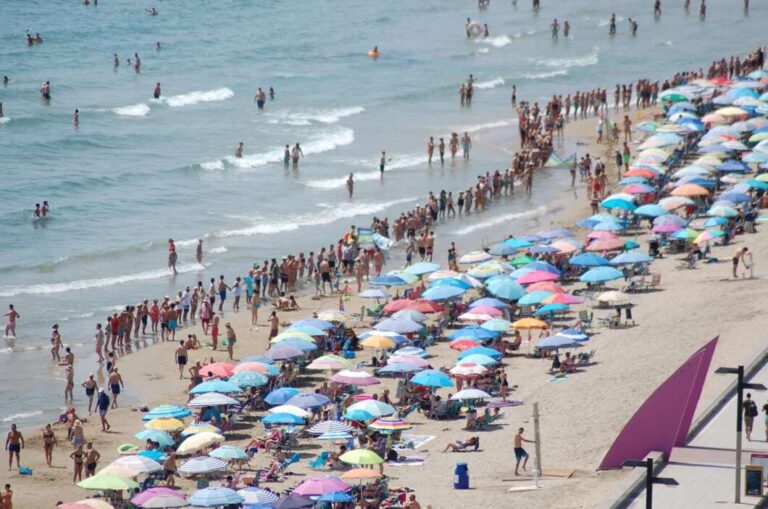 Cadenas humanas  para pedir medidas de protección para las playas