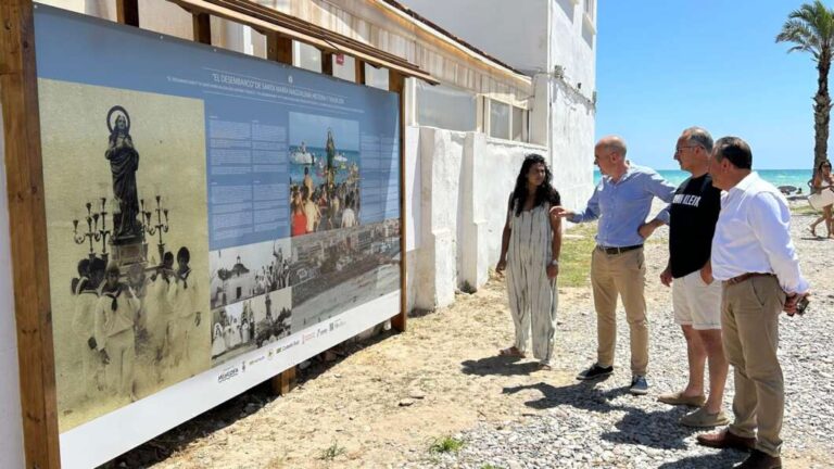 Moncofa instala un panel explicativo de la tradición del Desembarco de Santa María