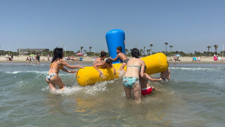 Los bañistas de las playas de Castellón disfrutan de los parques acuáticos