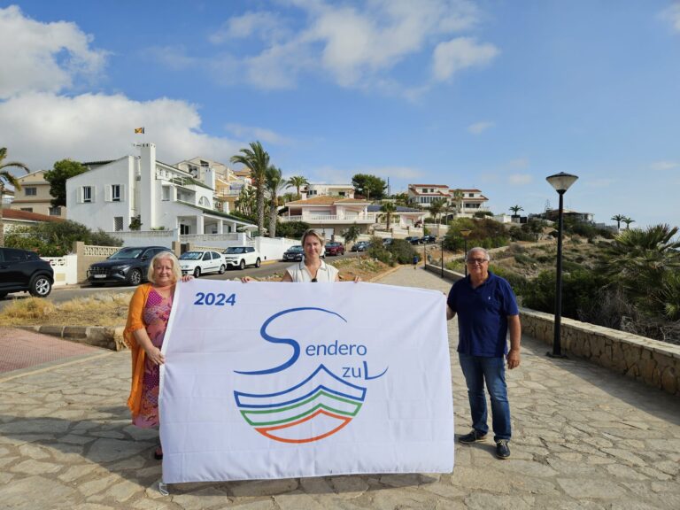 Oropesa luce su Bandera de Los Senderos Azules en el paseo marítimo del Faro