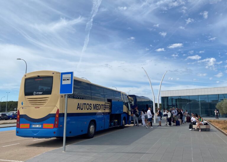 Se mantiene la conexión del bus del aeropuerto de Castellón con Valencia en septiembre y octubre para los vuelos internacionales