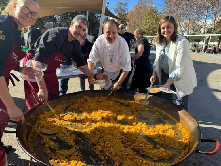 Castelló reparte 560 raciones de arroz a banda en Massanassa: «La gente necesita comida caliente»