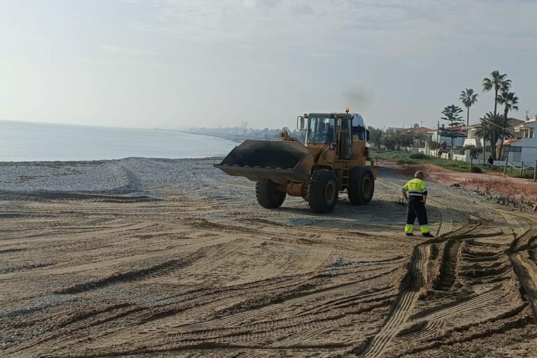 Costas aporta material para mejorar la playa Casablanca de Almenara