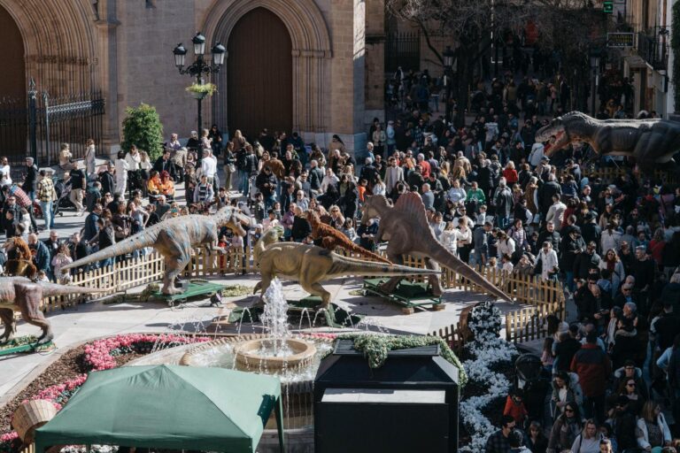 Éxito de Expojurásico en su primer día en Castellón con más de 30 dinosaurios a escala real