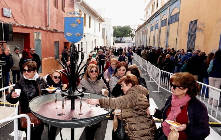 Multitudinaria participación en la tradicional Font del Vi de Burriana