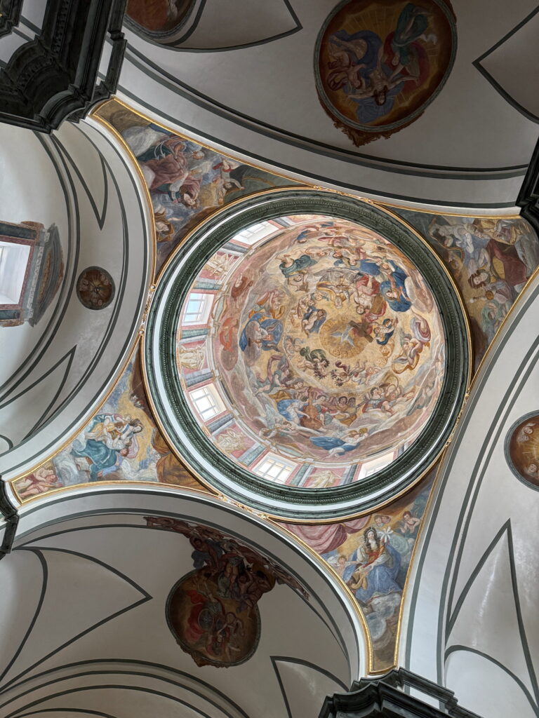 Capilla decorada que acoge la momia reliquia de la Arciprestal de Sant Mateu