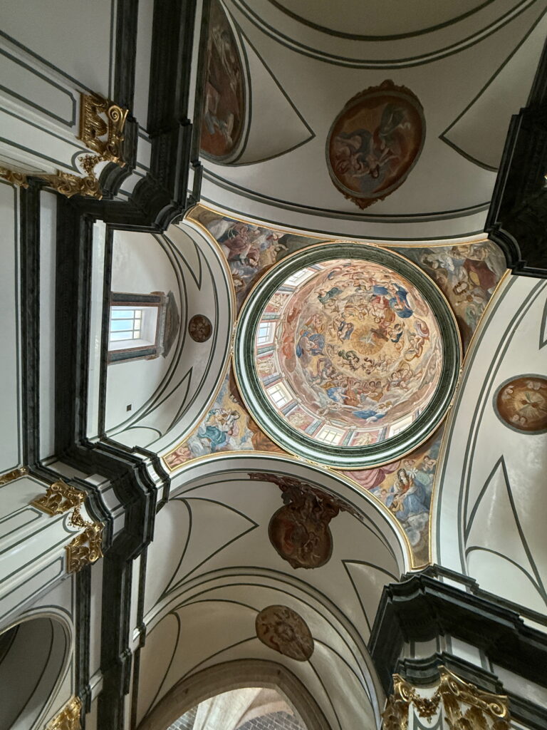 Capilla decorada que acoge la momia reliquia de la Arciprestal de Sant Mateu