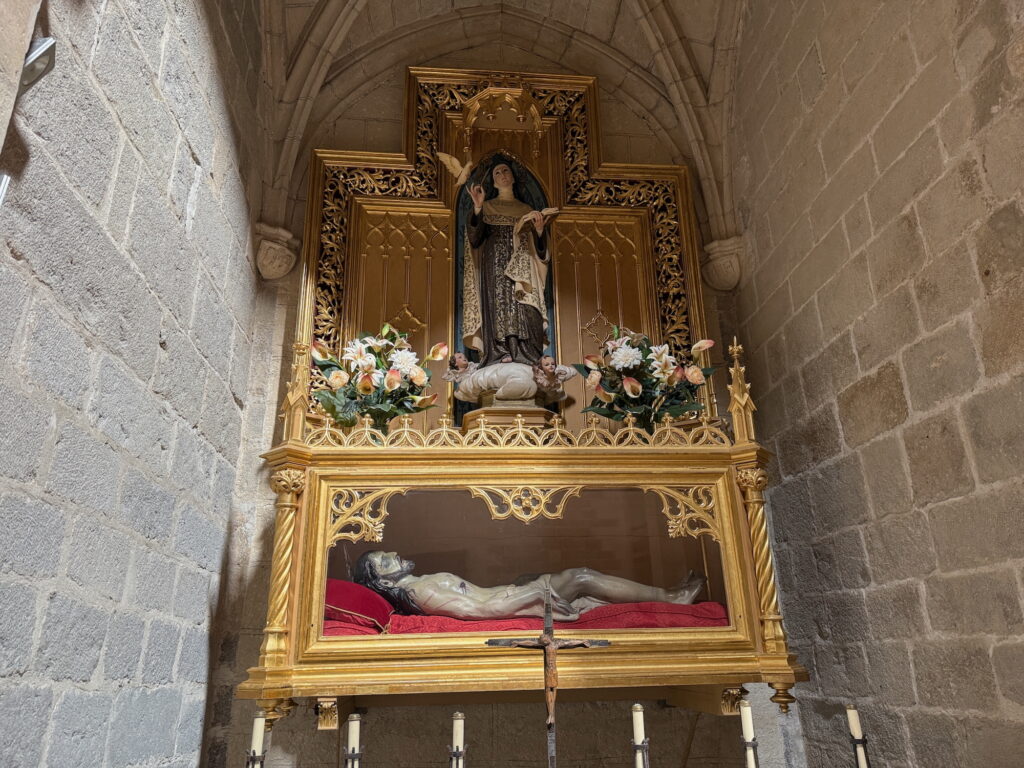 capilla. Iglesia Arciprestal de Sant Mataeu (sXIII-s-XVIII) Tourist Info