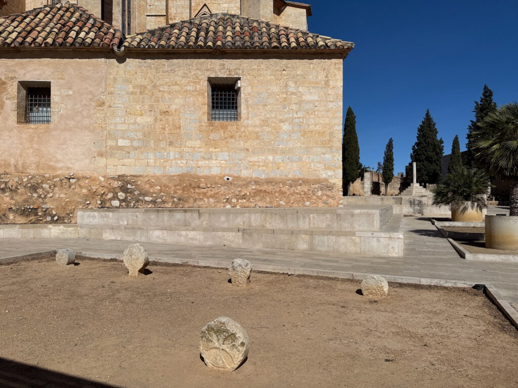 Calvario cruces discoidiales de Sant Mateu junto la Arciprestal