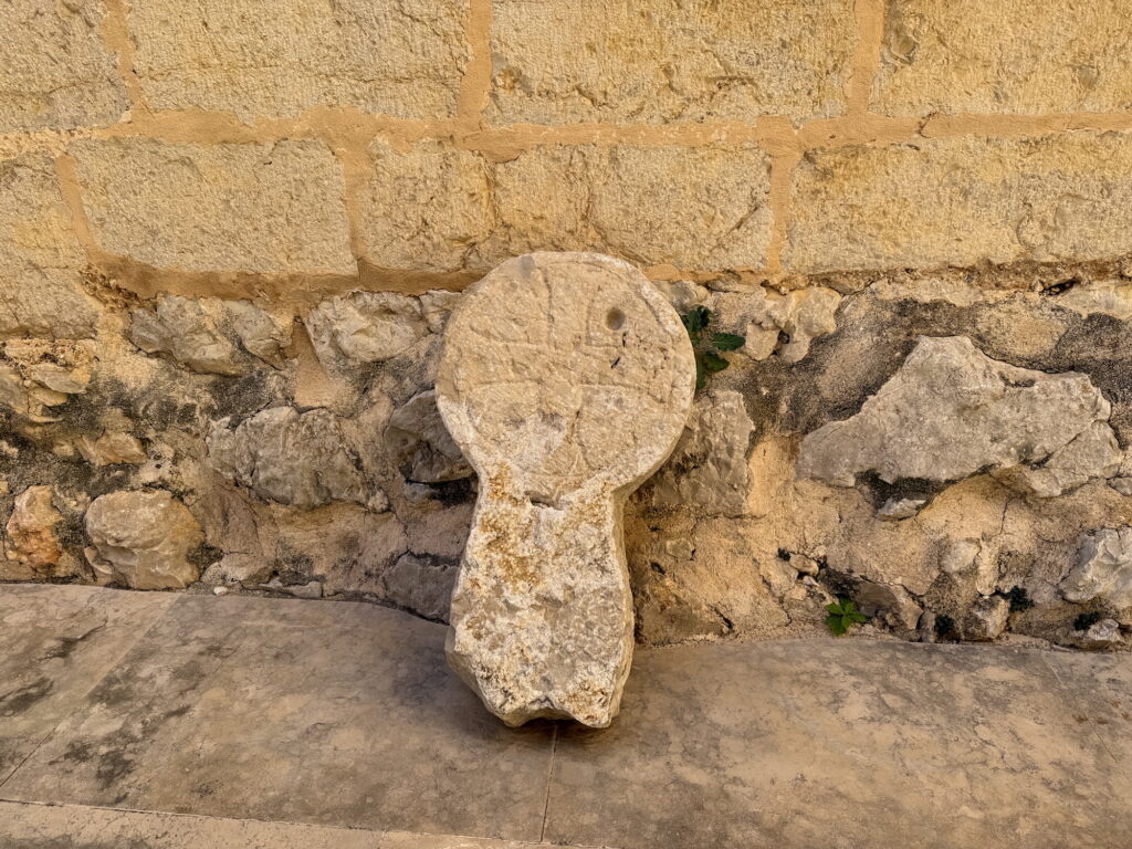 Cruz Medieval discoidal Sant Mateu. Territorio cátaro2025