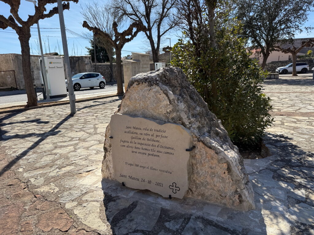 Monumento en honor a Bélibaste, el último cátaro en Sant Mateu