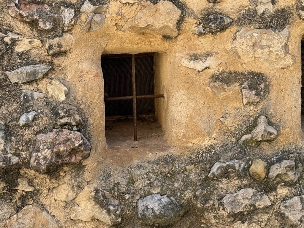 Muralla situada junto al calvario de la Arciprestal Sant Mateu