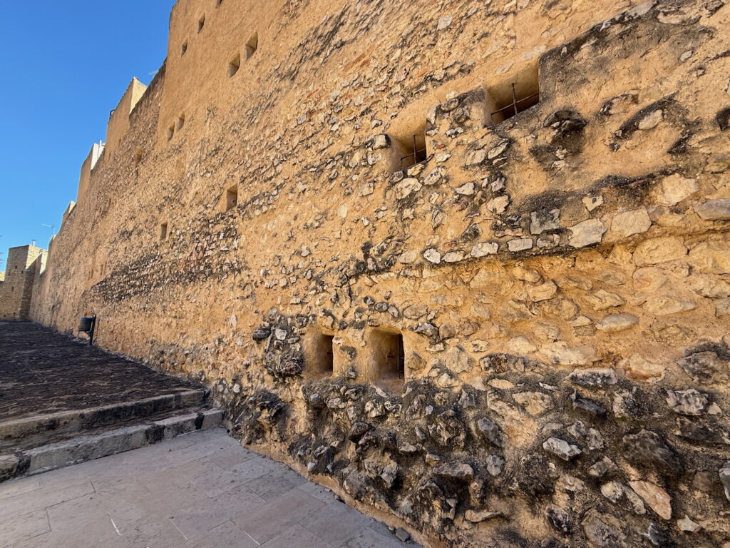 Muralla situada junto al calvario de la Arciprestal Sant Mateu