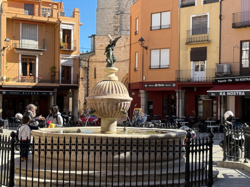 Fuente del Angel Plaza Mayor de Sant Mateu 2025