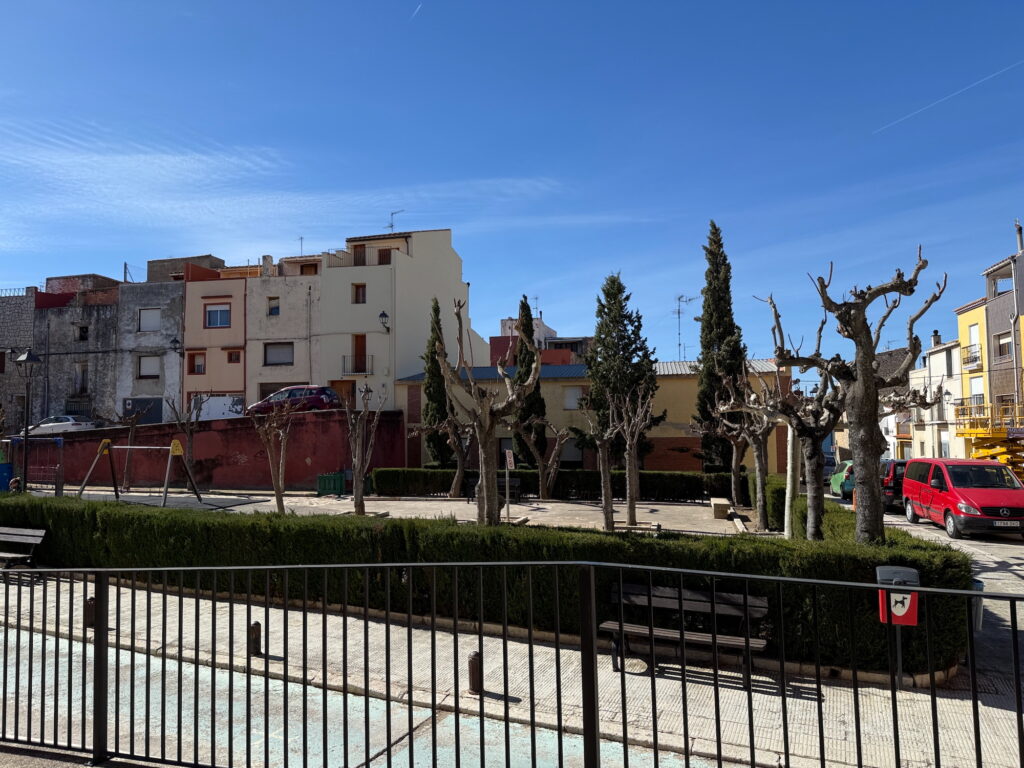 Placeta de sant Pere en Sant Mateu y muralla antigua 2025