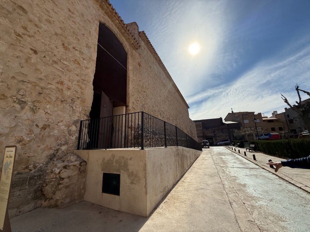 Placeta de sant Pere en Sant Mateu y muralla antigua 2025